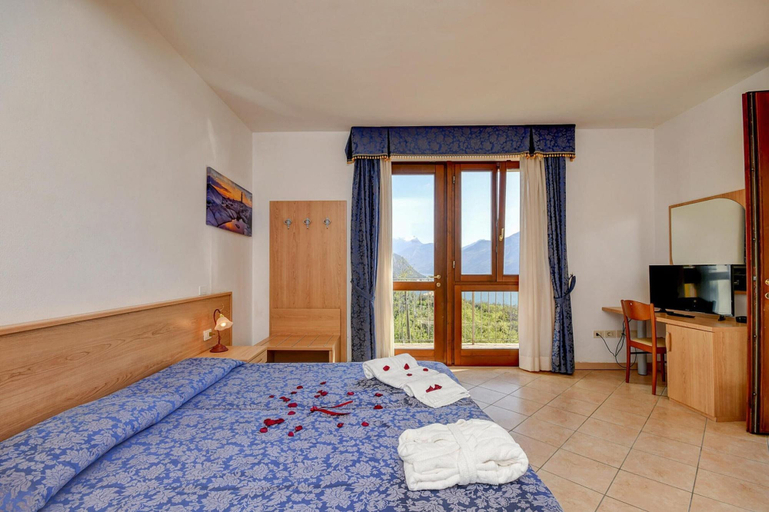 Room 5, Apartment in Limone With Balcony or Terrace, Brescia