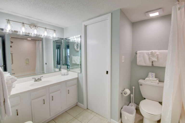 Bathroom 4, 554 El Matador, Okaloosa