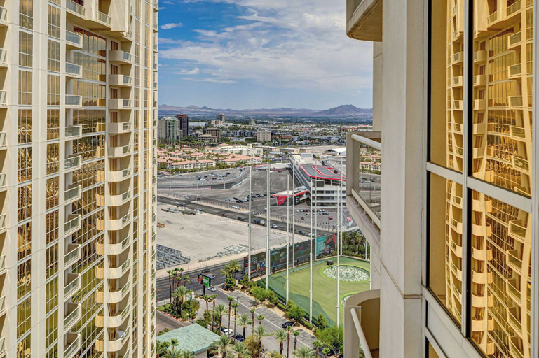 Property grounds 4, Deluxe Balcony Strip View MGM Signature, Clark