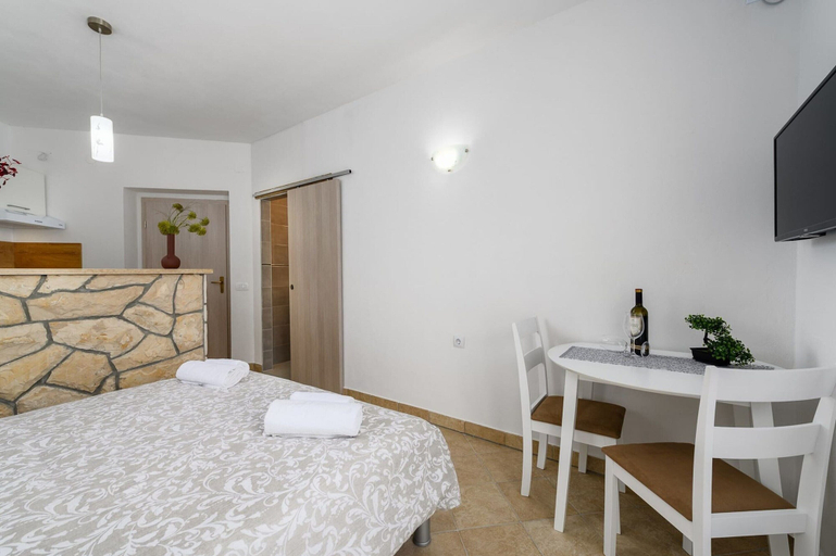 Room 2, Studio in Drenje Near Beaches & Heated Pool, Raša