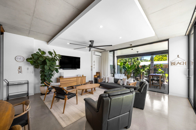 Living room 4, Spacious 3-bedroom Retreat With BBQ and Pool, Maroochy - Coastal North