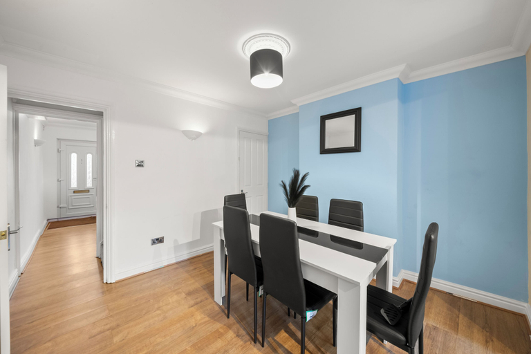 Dining 2, Contractor 3-Bed Long-Stay & Discounts, Wokingham