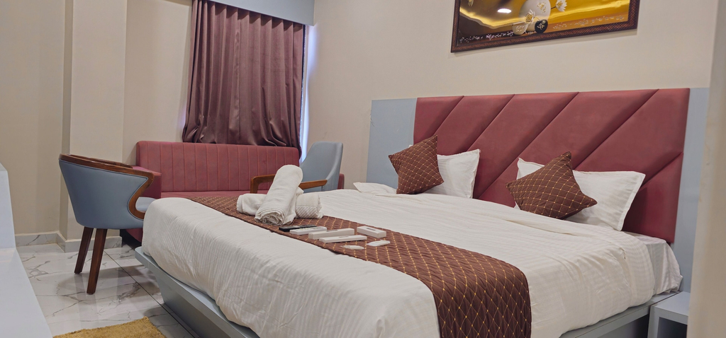 Room 4, Hotel Velvet Vista, Ahmadabad
