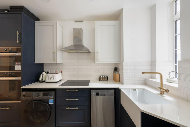 Room 2, Marylebone Luxury 3-bed Security Elevator, London