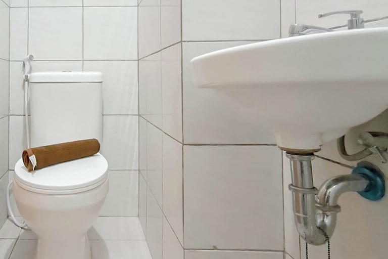Bathroom 5, Comfy Studio At Apartment Bandaraya - Tallasa City Makassar, Makassar