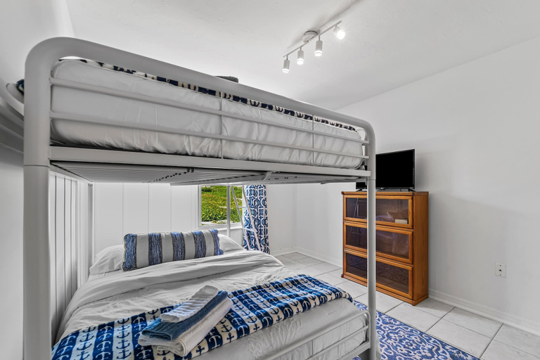 Room 3, Oceanfront Steps to Sand Deck Pets Welcome, Flagler