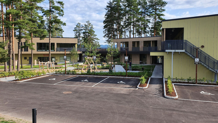 Exterior & Views