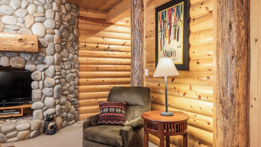 Interior 3, Mountain Charm, Stone Fireplace, Chef's Kitchen, & Balcony Cedar Ridge by Avantstay, Summit