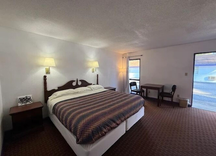 Room 5, Motel Masquerade, Avoyelles