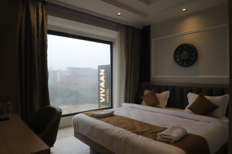 Room 4, Hotel Vivaan - Walk to Banke Bihari Temple, Mathura