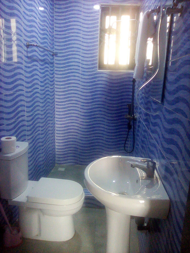 Bathroom, Regal Royal Suites, Awutu Efutu Senya