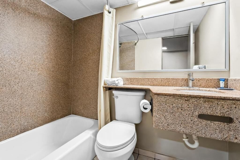 Bathroom 2, Red Carpet Inn and Suites, Camden