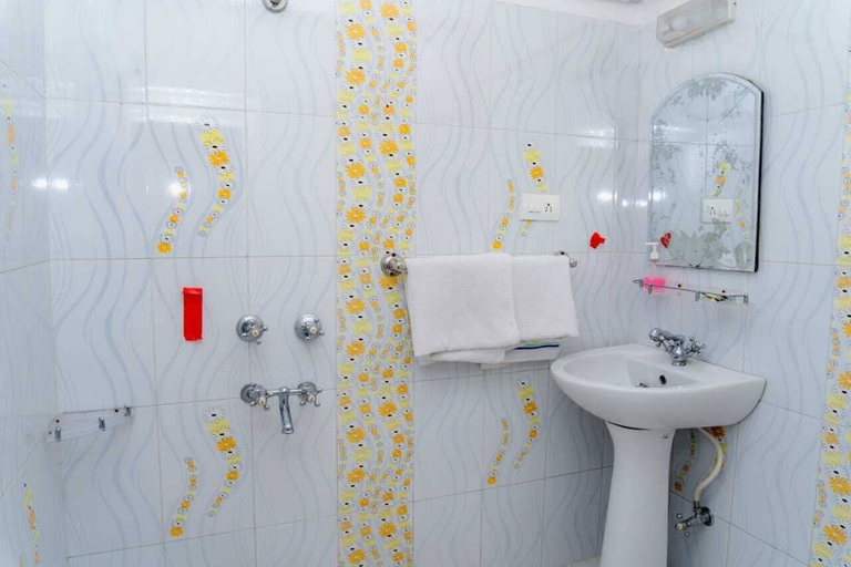Bathroom 4, Hotel Victoriya palace, Kangra