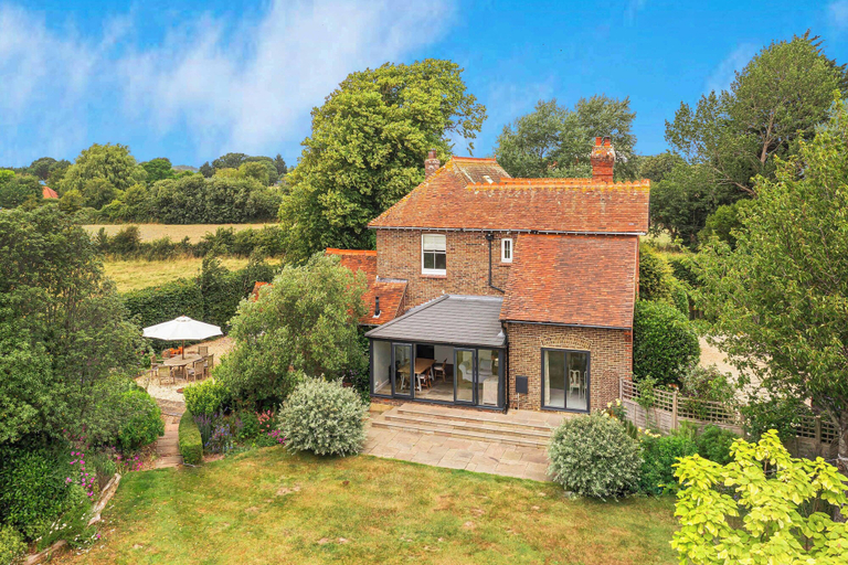 Room 2, House Annexe Sleeps 18 Heated Pool, West Sussex