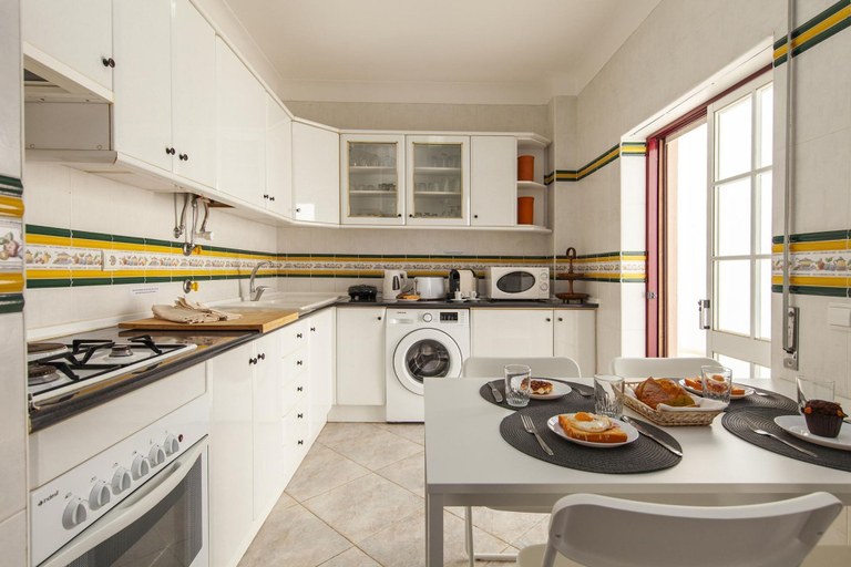 Room 4, W 03 - Bedroom 3 in Topside Luz Guesthouse, Lagos
