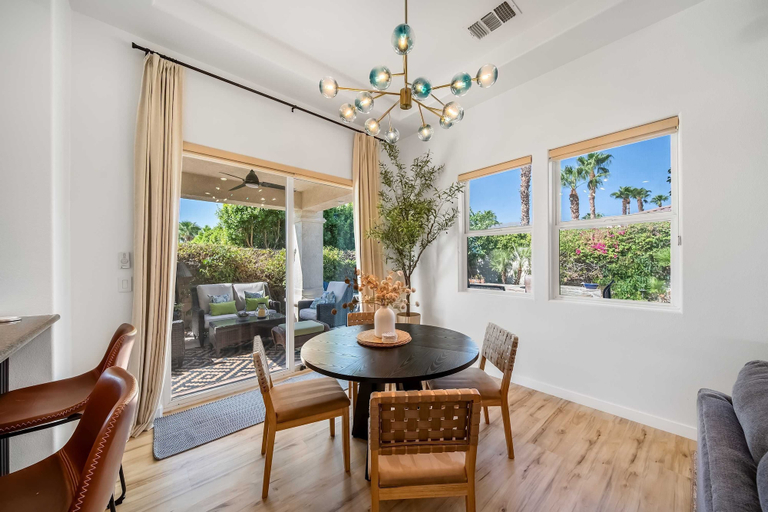 Room 5, Stylish 2BR w Spa Patio, Riverside