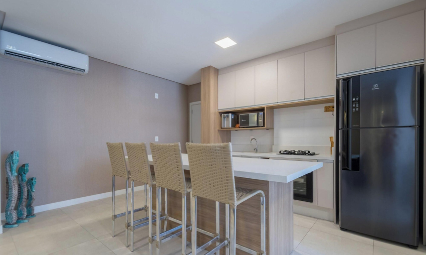Private kitchen, Your Complete Stay in Itapema Just 550 m From the Beach - Lles, Itapema