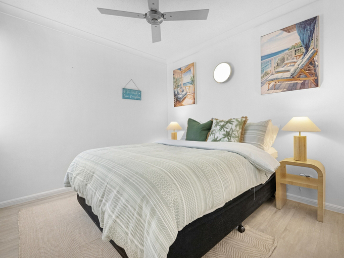 Room 5, Bright Coastal Stay With Pool and Beach View, Hervey Bay - Pt A