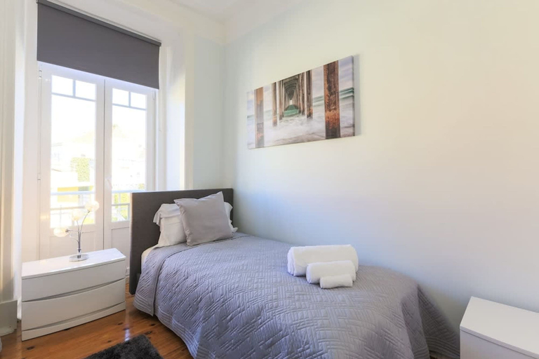 Room 4, Airy Lapa 2 BR River and Bridge Views AC, Lisbon