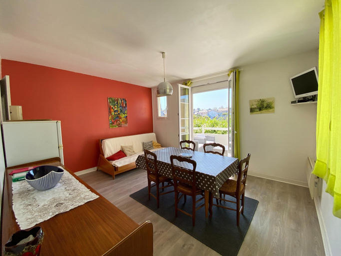 Dining 4, Apartment by Sandy Beach in Arromanches, Calvados