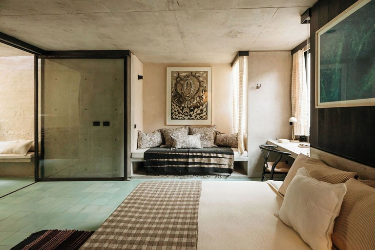 Room 5, Becino, Del Centro