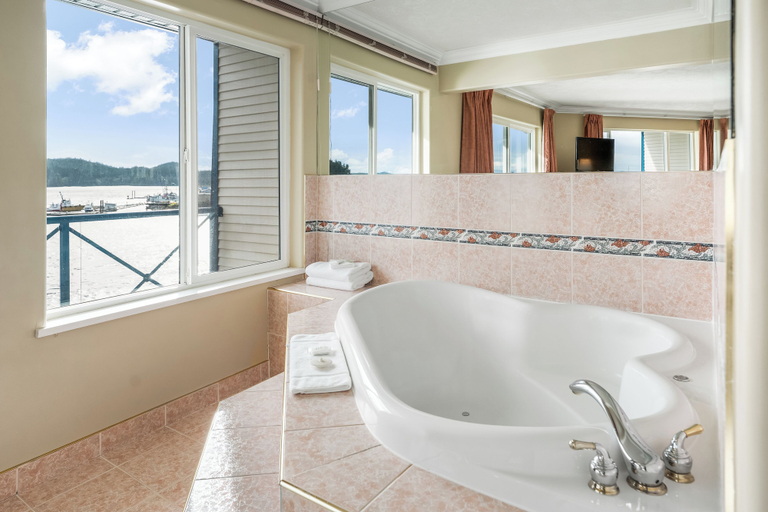 Bathroom 4, Glen Lyon Inn & Suites, Mount Waddington