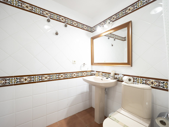 Bathroom 2, Cozy Getaway With Pool Access, Huelva