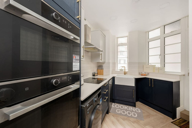 Room 4, Marylebone Luxury 3-bed Security Elevator, London