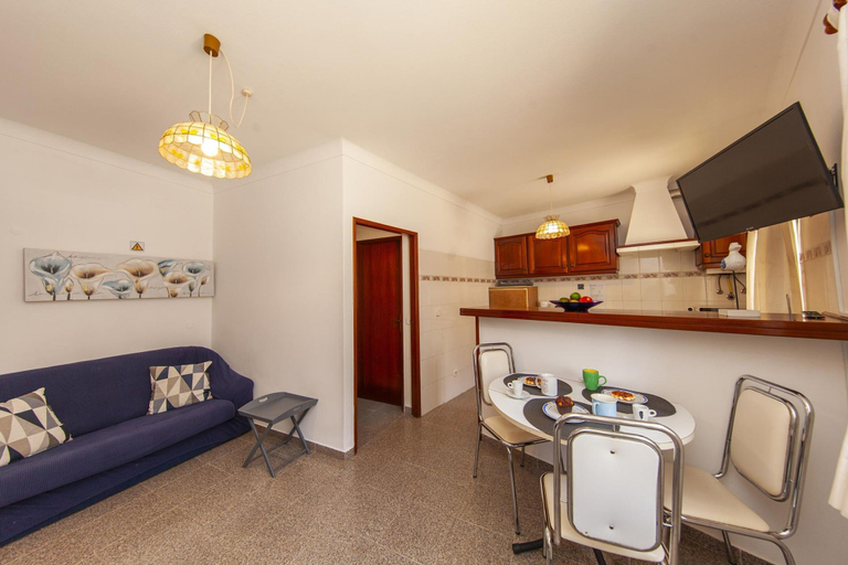 Room 3, A75 - Casa da Ponte 1 Bed Flat in Lagos, Lagos