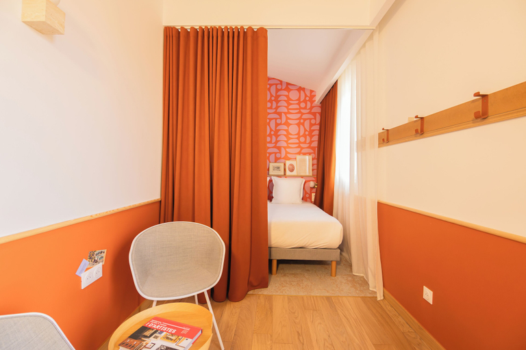 Bedroom 4, Grand Juste, Bouches-du-Rhône