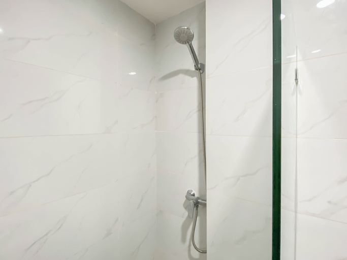 Bathroom 2, Nice Look Studio At Daan Mogot City Apartment, West Jakarta