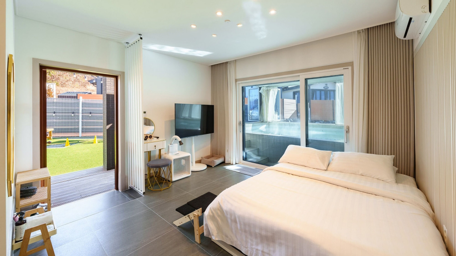 Room 4, Taean Holy Dog Pool Villa, Taean