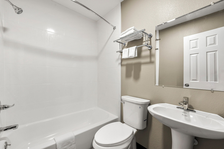 Bathroom 3, Efficiency Lodge Decatur, DeKalb