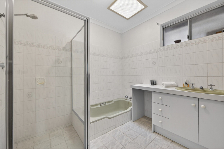 Bathroom 2, Coastal 2-bed Home With Pool & Spa, Rockingham