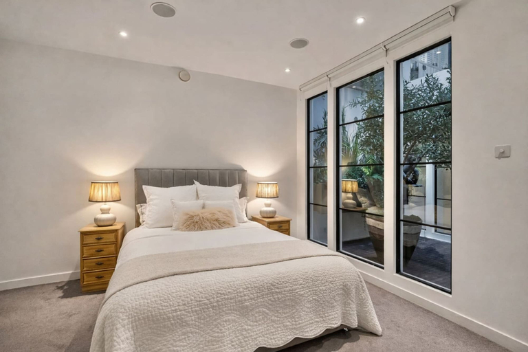 Room 4, Luxury 3BR Mews Home w Courtyard AC Terrace, London