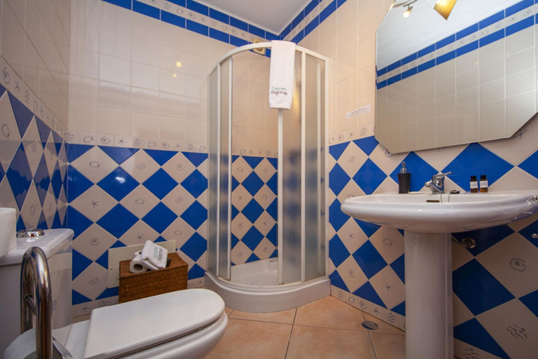 Room 2, FF 01 - Bedroom 1 in Sea Breeze Guesthouse, Lagos