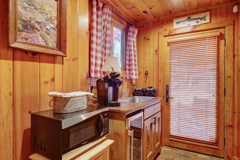 Interior 4, Hilltop Hideaway, Macon