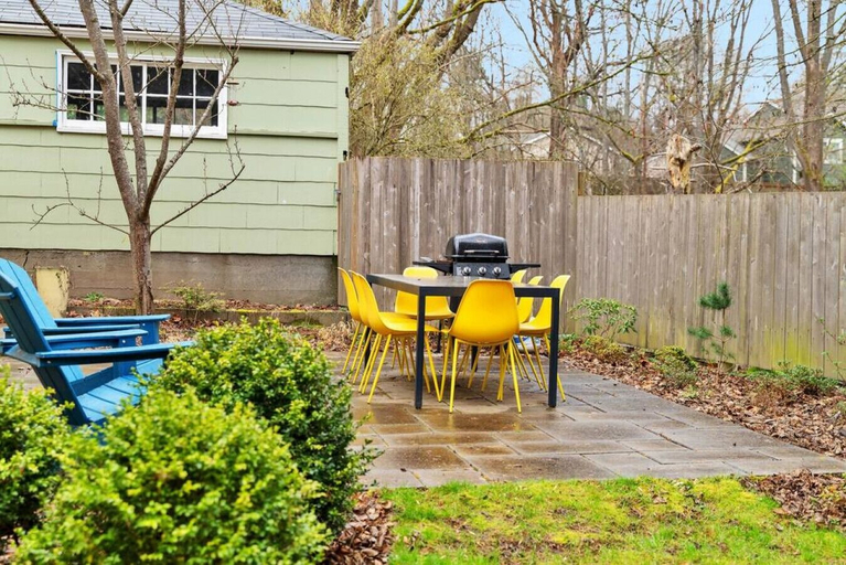 Interior 2, Mellow Yellow UW & Children's Backyard Patio!, Seattle