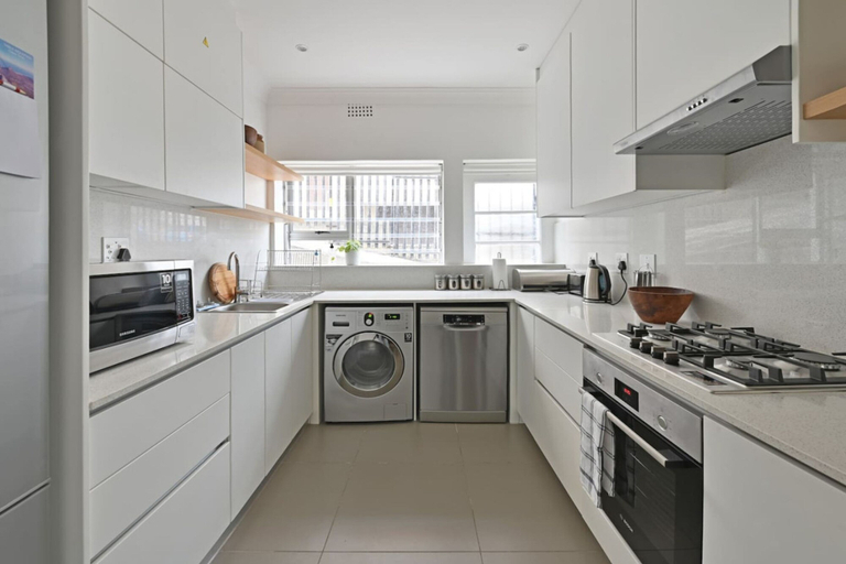Room 4, Cozy 2-bed Apartment Below Table Mountain, City of Cape Town