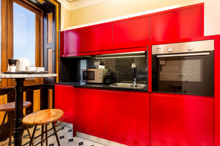 Private kitchen, Cozy Studio in Porto With Modern Amenities, Porto