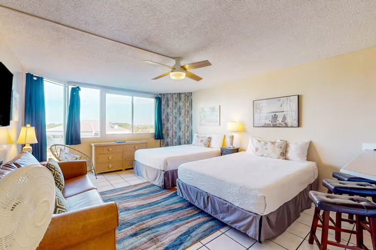 Room 2, Beach Front Ocean Front Condo Top of the Gulf 516, Bay