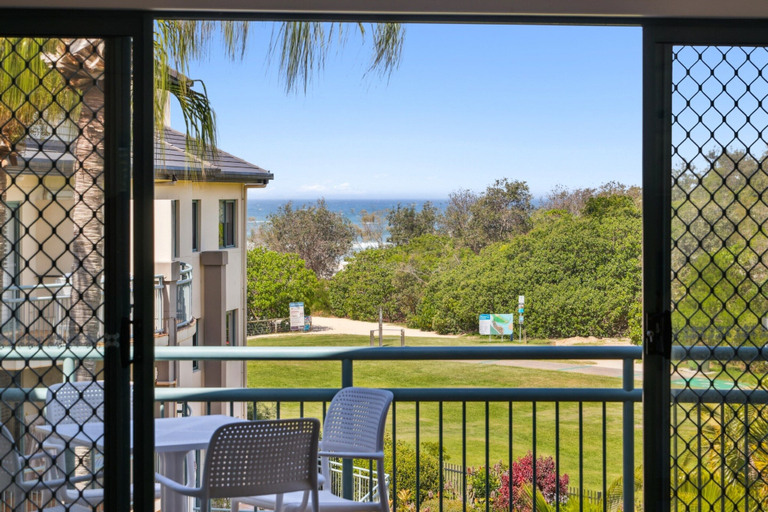Balcony 4, 2-bed Beachfront Escape With Pool and BBQ Access, Gold Coast