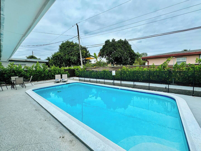 Room 5, Modern King Suite Cozy Sofa Bed Near Everything, Broward