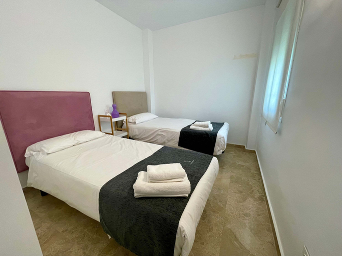 Room 4, Modern 3 Bedroom Pool Access Apartment F-7, Málaga