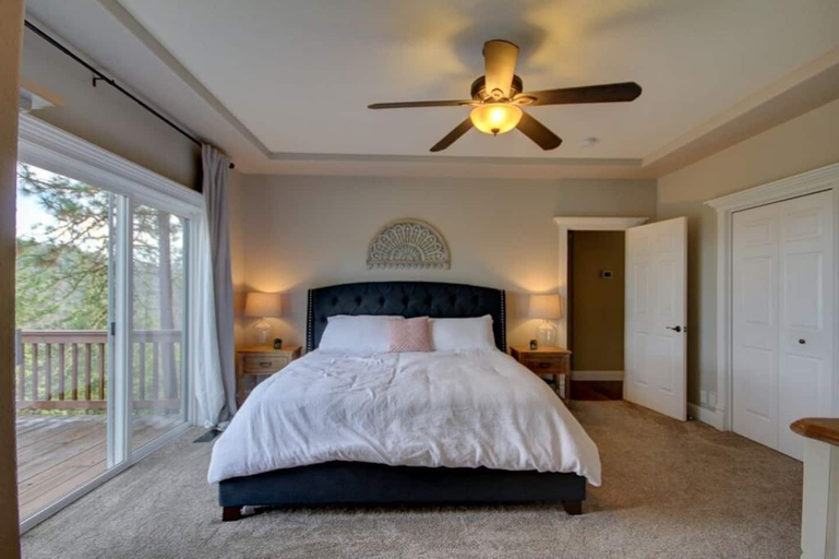 Room 3, Jacksonville Mountain Retreat, Jackson
