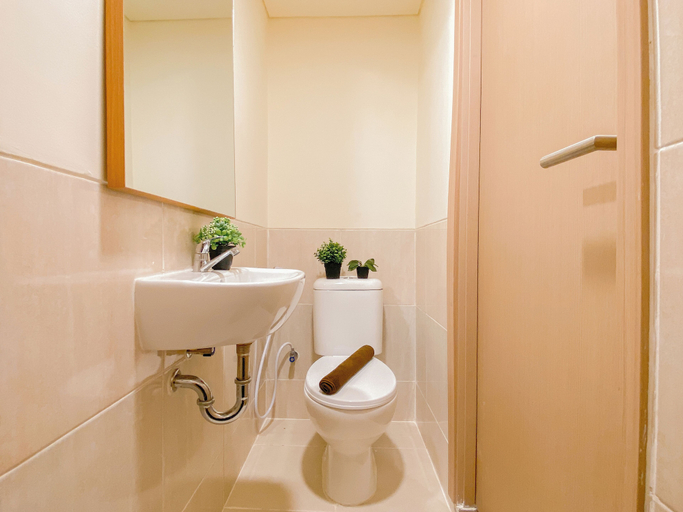 Bathroom 3, Comfy Warm Tone Studio At Meikarta Apartment, Cikarang
