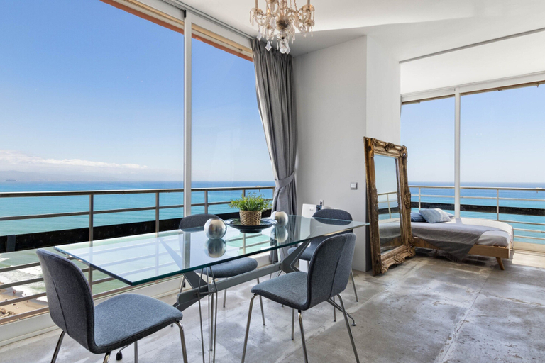 Dining 5, Bright Coastal Apartment With Pool, Málaga