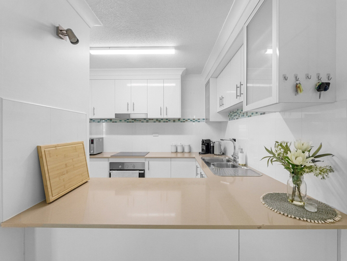 Private kitchen 2, Bright Coastal Stay With Pool and Beach View, Hervey Bay - Pt A
