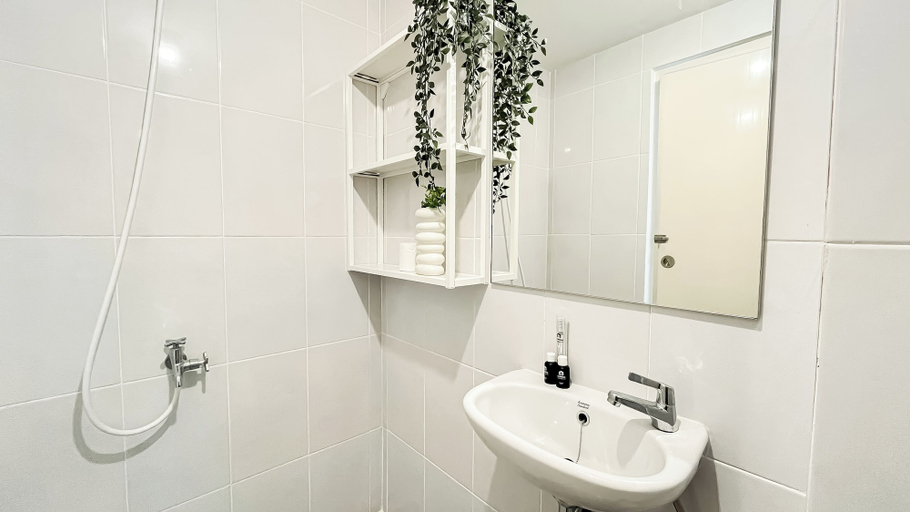 Bathroom 4, Nice Studio Room Apartment Near Tokyo Hub At Tokyo Riverside Pik 2, Tangerang