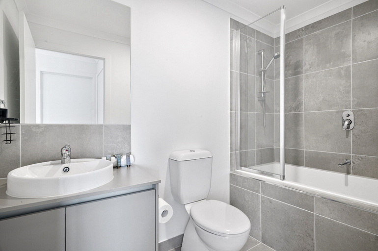 Bathroom 2, Spacious Tarneit Home With Private Garden, Melbourne